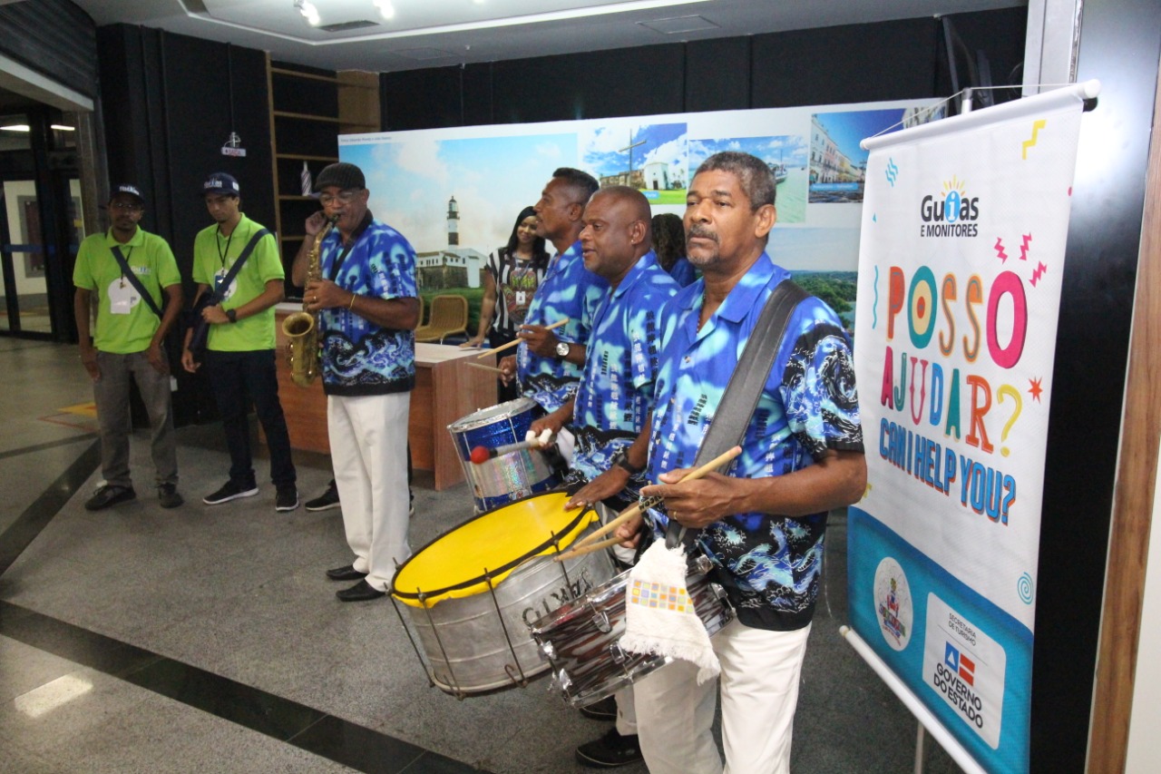 Turistas são recebidos com música e baianas no aeroporto de Salvador