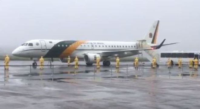 Aviões com brasileiros trazidos da China chegam à Base de Anápolis