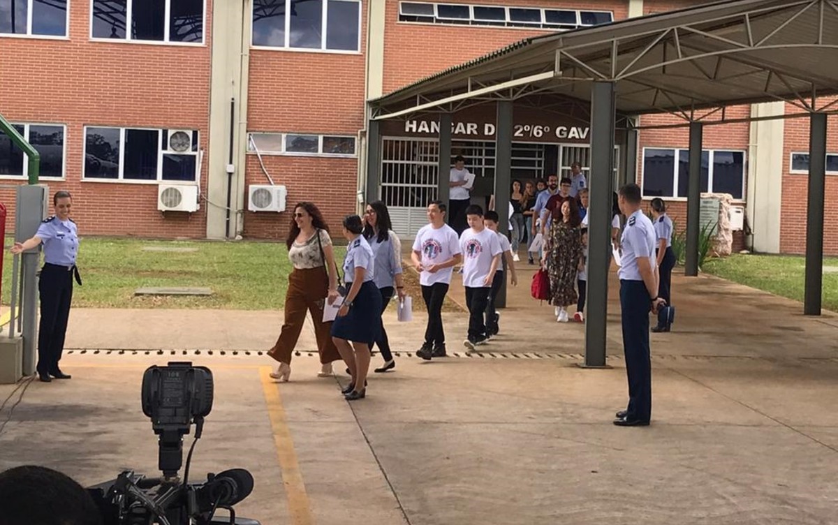 Brasileiros repatriados da China deixam quarentena na Base de Anápolis
