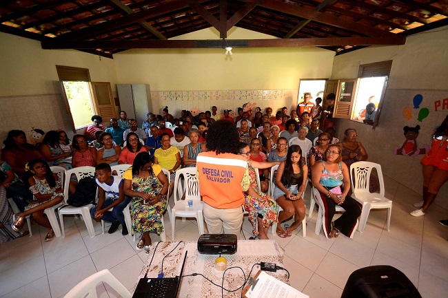 Projetos de voluntariado reforçam prevenção às fortes chuvas em Salvador