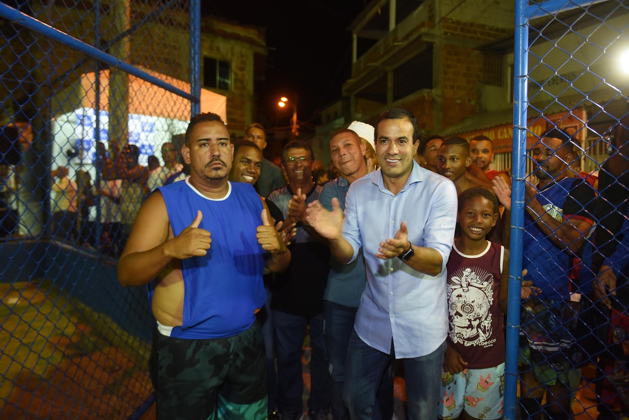 Bruno Reis entrega campo de futebol requalificado no Calabetão