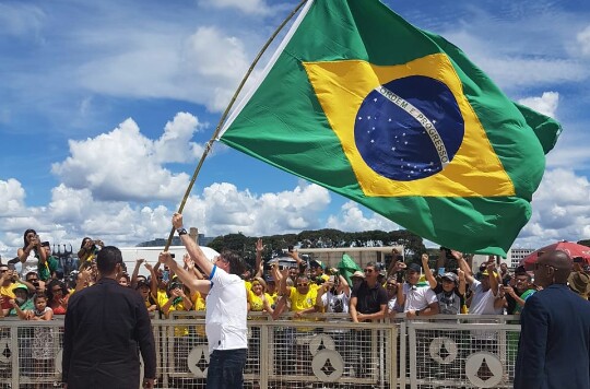 Bolsonaro saúda manifestantes pró-governo em Brasília; capitais têm atos mesmo com coronavírus