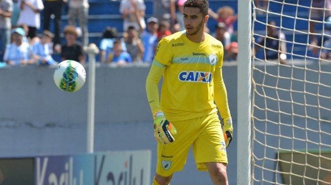 Vitória anuncia contratação por empréstimo do goleiro César