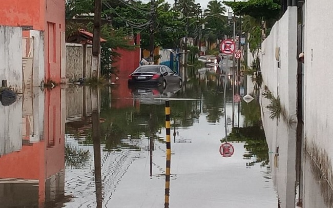 Chuva forte deixa ruas alagadas em Lauro de Freitas
