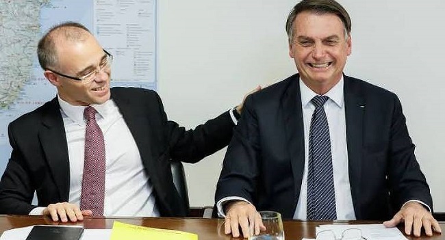 Bolsonaro diz a evangélicos que vai indicar André Mendonça para o STF