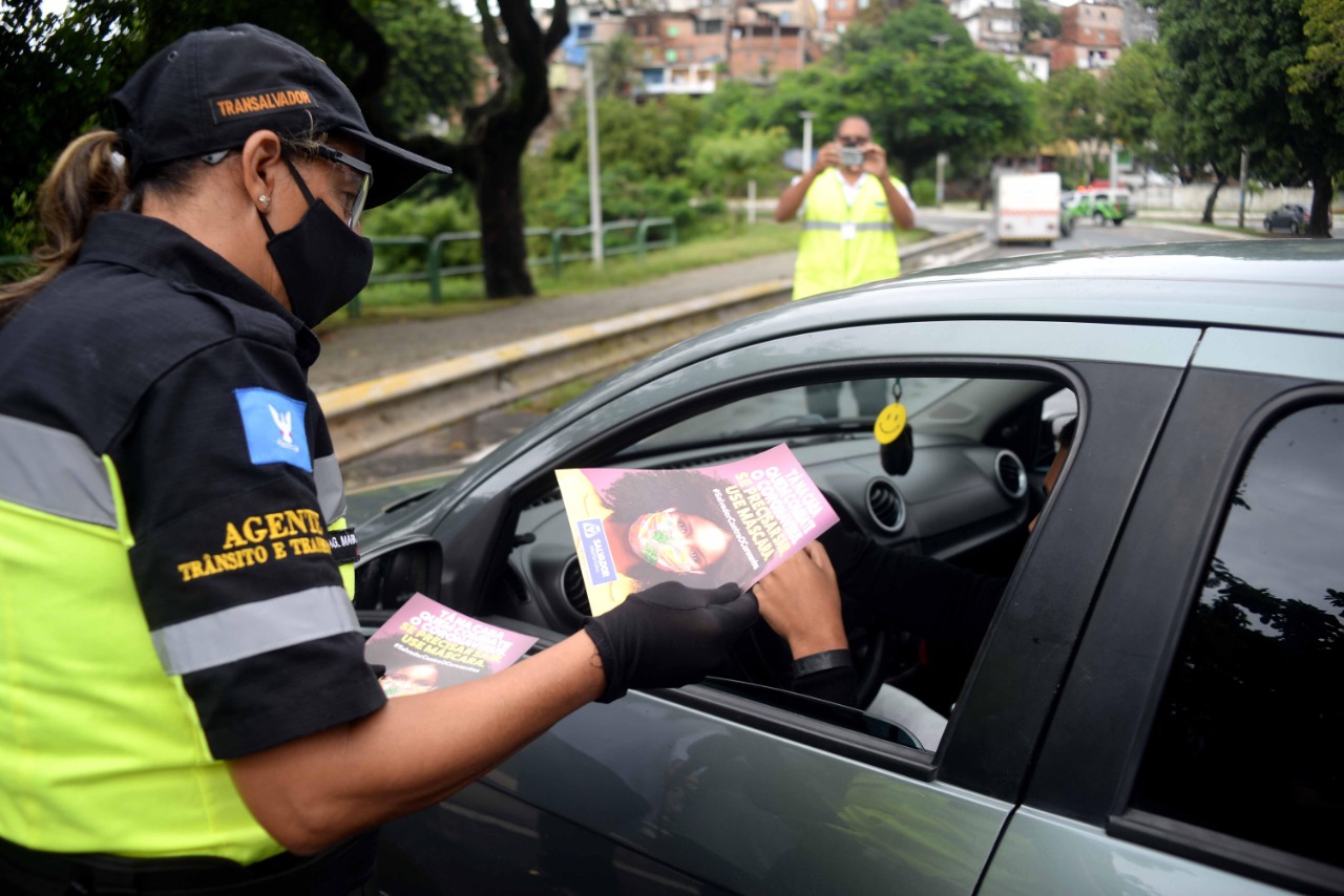 Blitze da Transalvador flagram 384 pessoas sem máscara em veículos