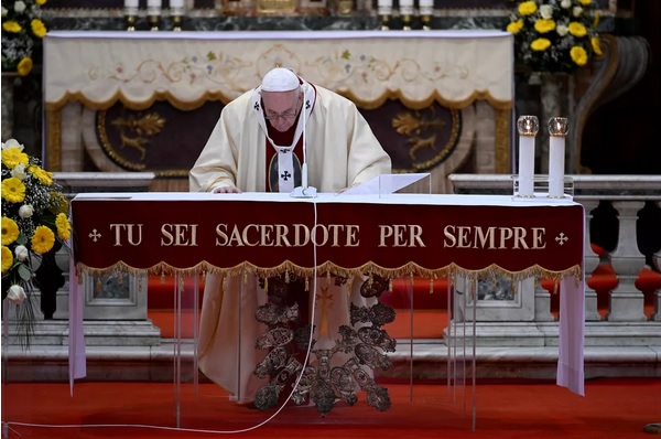 Papa celebra missa do Domingo da Divina Misericórdia fora do Vaticano