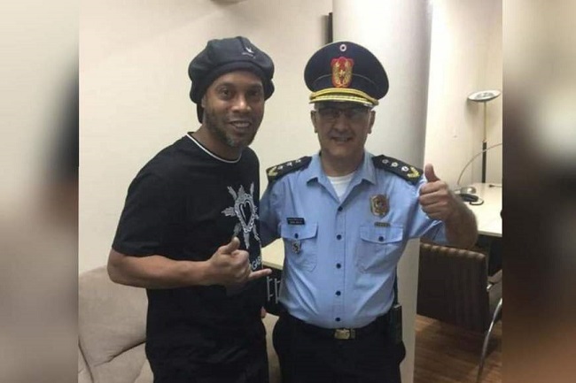 Ronaldinho Gaúcho paga fiança de US$ 1,6 milhão e deixa prisão no Paraguai