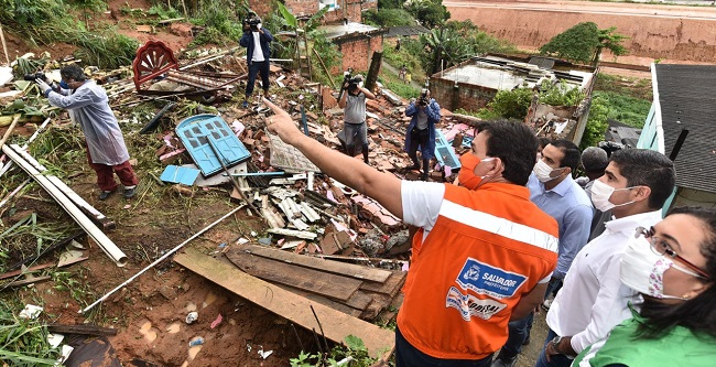 Prefeitura concede auxílios a vítimas de deslizamento de terra em Águas Claras