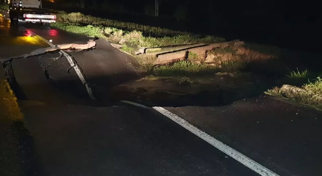 Cratera interdita pista da BR-324 no sentido Feira de Santana