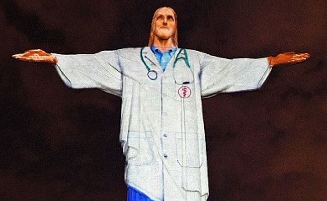Cristo Redentor “veste” jaleco em homenagem aos profissionais de saúde