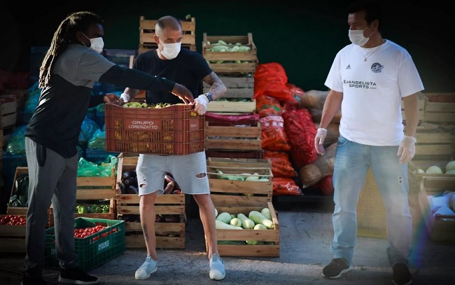 D’Alessandro, Tinga e Dunga distribuem 10 toneladas de alimentos no RS