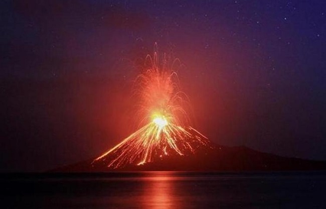 Erupção em vulcão na Indonésia pode causar “tsunamis” na Ásia