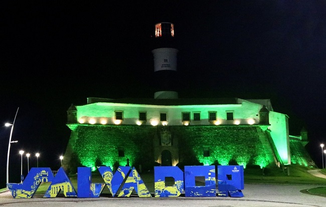 Farol da Barra ganha iluminação especial em homenagem a defensores públicos