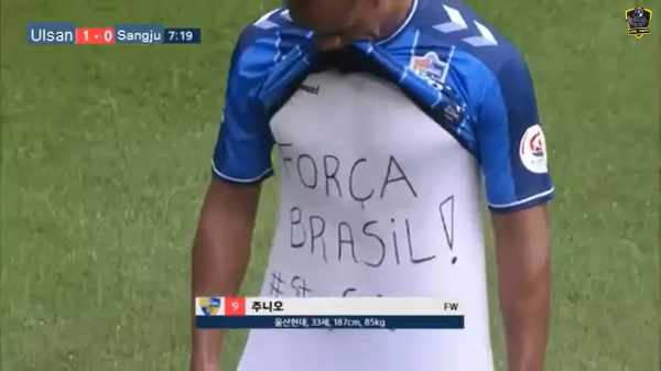 “Força, Brasil!”, pede atacante brasileiro ao fazer gol no campeonato coreano