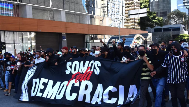 Manifestantes pró-democracia e bolsonaristas entram em confronto em SP