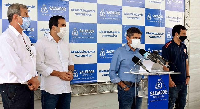 Ao lado de ACM Neto, Colbert conhece estrutura de hospital de campanha em Salvador