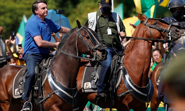 Bolsonaro monta a cavalo em manifestação no Planalto