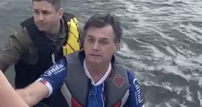 Bolsonaro anda de “jet ski” enquanto Brasil ultrapassa 10 mil mortos por coronavírus