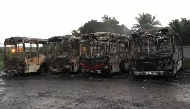 Incêndio em garagem destrói quatro ônibus em Alagoinhas