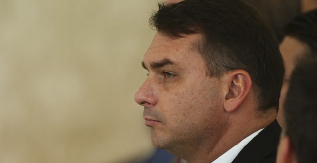 Flávio diz que prisão de Queiroz é “peça no tabuleiro” para atacar Bolsonaro