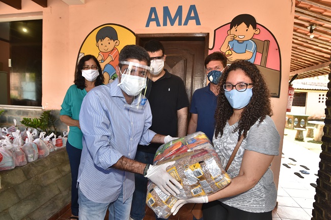 Prefeitura de Salvador distribui mais 250 cestas básicas a famílias com autistas