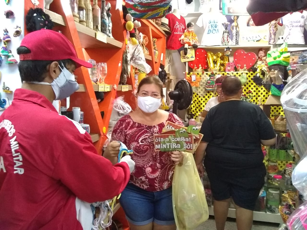 Governo distribui 1,5 mil máscaras no Mercado do Rio Vermelho