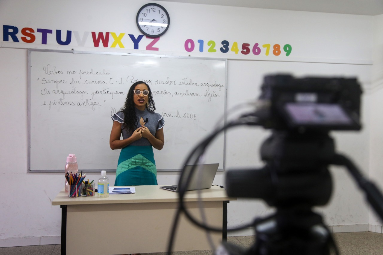 Videoaulas para alunos da rede municipal começam nesta terça