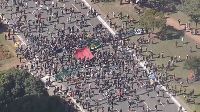 Domingo é marcado por manifestações pró e contra o governo