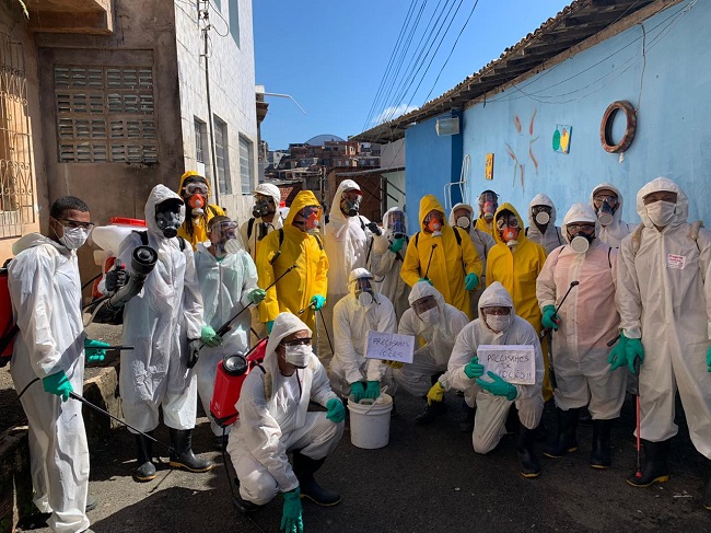 Kannário participação de ação de desinfecção em bairros de Salvador