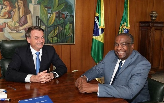 Planalto adia posse do novo ministro da Educação após currículo “fake”