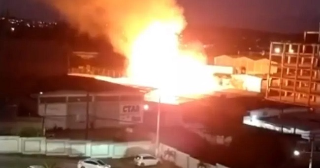 Depósito de álcool gel pega fogo em Lauro de Freitas