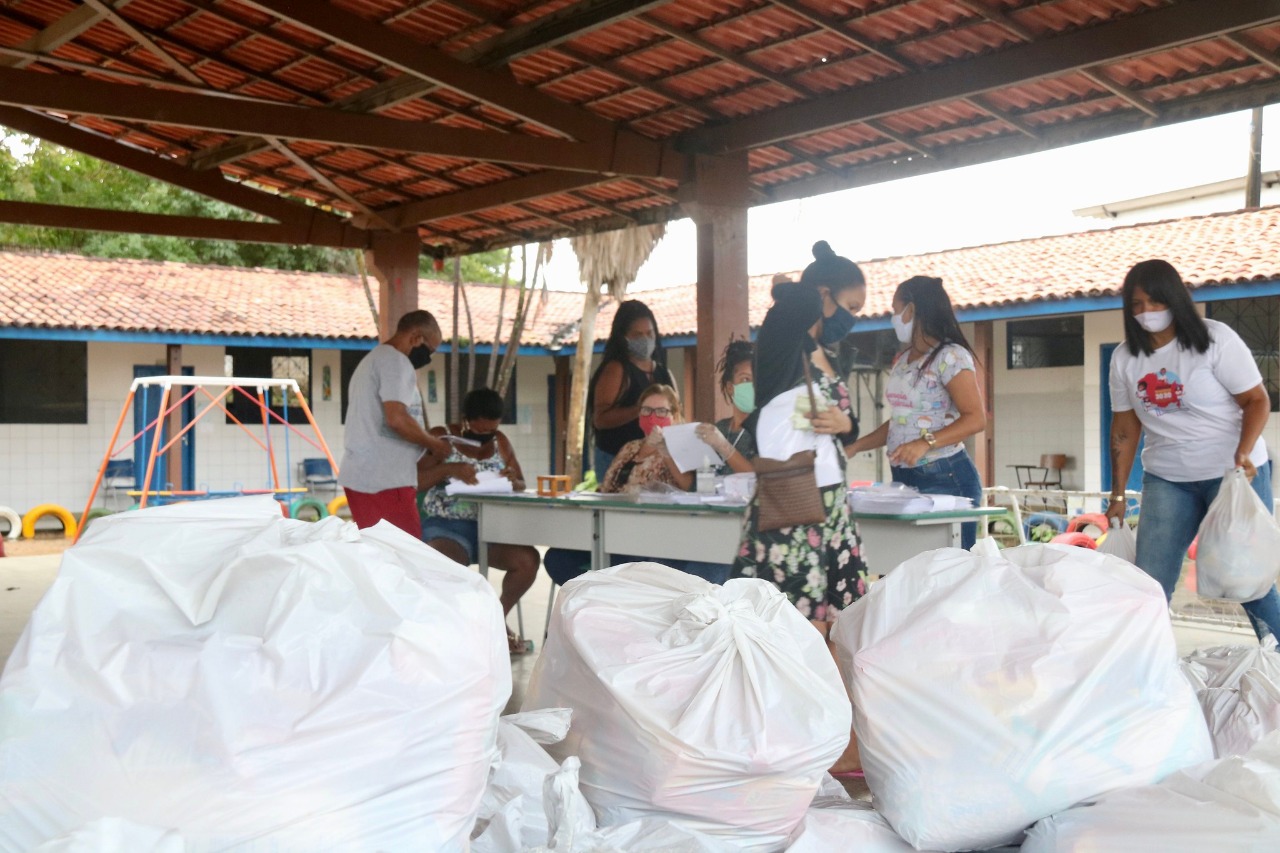 Famílias de estudantes de Lauro de Freitas recebem mais de 14 mil kits alimentação