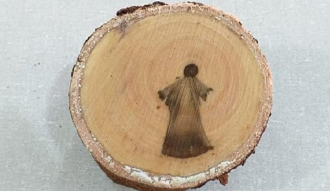 Operários encontram “imagem de Jesus Cristo” em tronco de árvore no MS