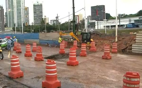 Trânsito é desviado na Avenida ACM devido à rompimento de adutora