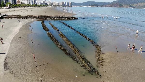 Maré baixa revela destroços de “navio misterioso” em Santos