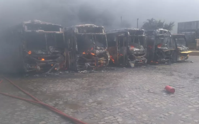 Incêndio em garagem destrói cinco ônibus em Ilhéus