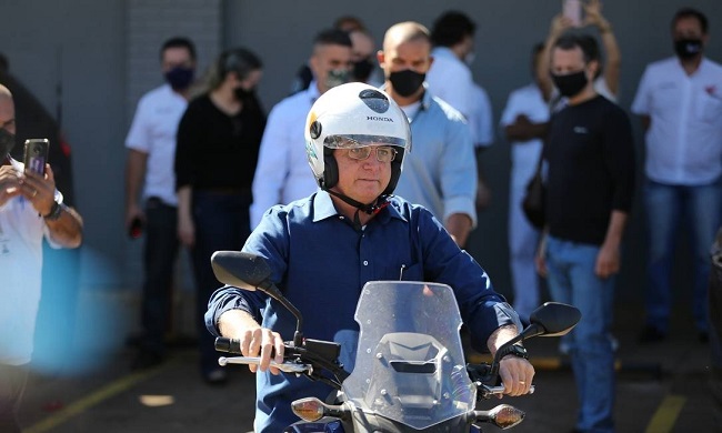 Bolsonaro passeia de moto após divulgar resultado negativo para coronavírus