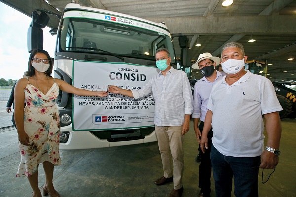 Governo da Bahia entrega máquinas para 10 consórcios de infraestrutura do interior