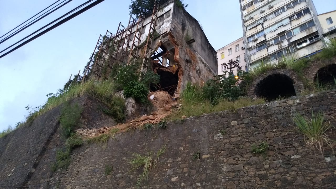 Demolição de casarão que desabou sobre a Montanha será feita por proprietário