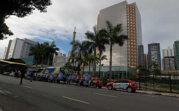 Funcionários fazem vigília na sede da Petrobras em Salvador