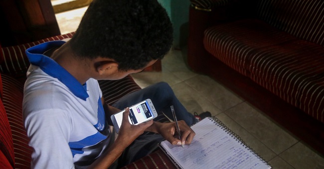 Mais de 5,5 mil estudantes de Salvador já usam chips para estudar na pandemia