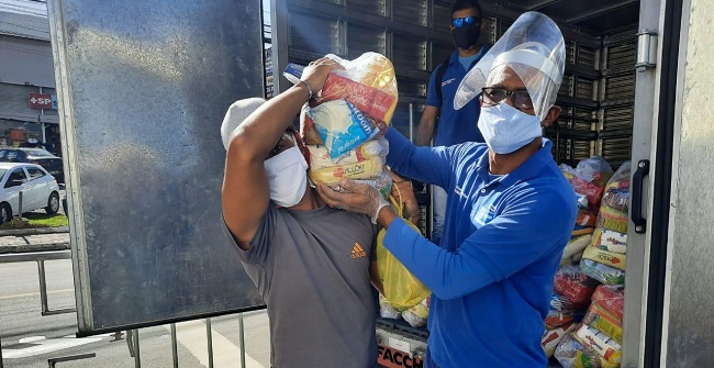 Ambulantes e feirantes recebem alimentos em bairros com restrições em Salvador