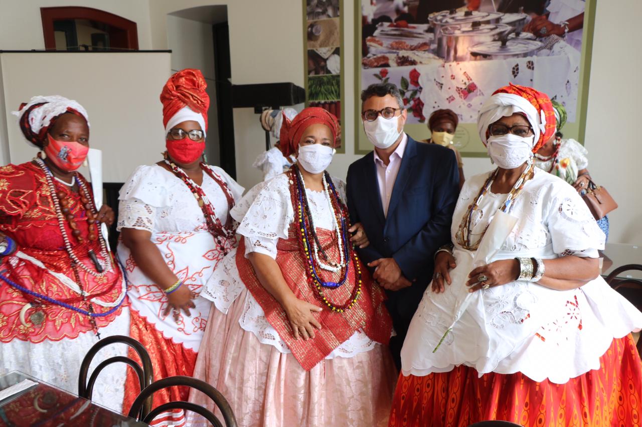 Baianas de acarajé são homenageadas com lançamento de prêmio no Senac Pelourinho