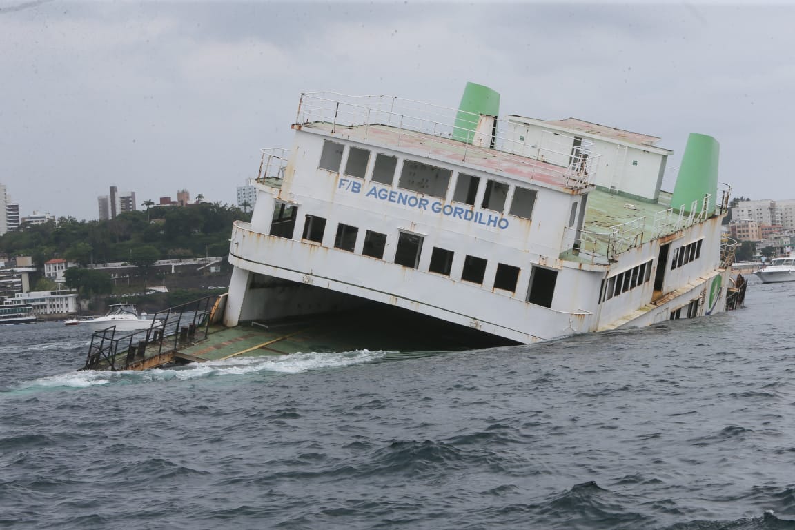 Mergulhadores já podem ver ferry e rebocador afundados na Baía de Todos-os-Santos