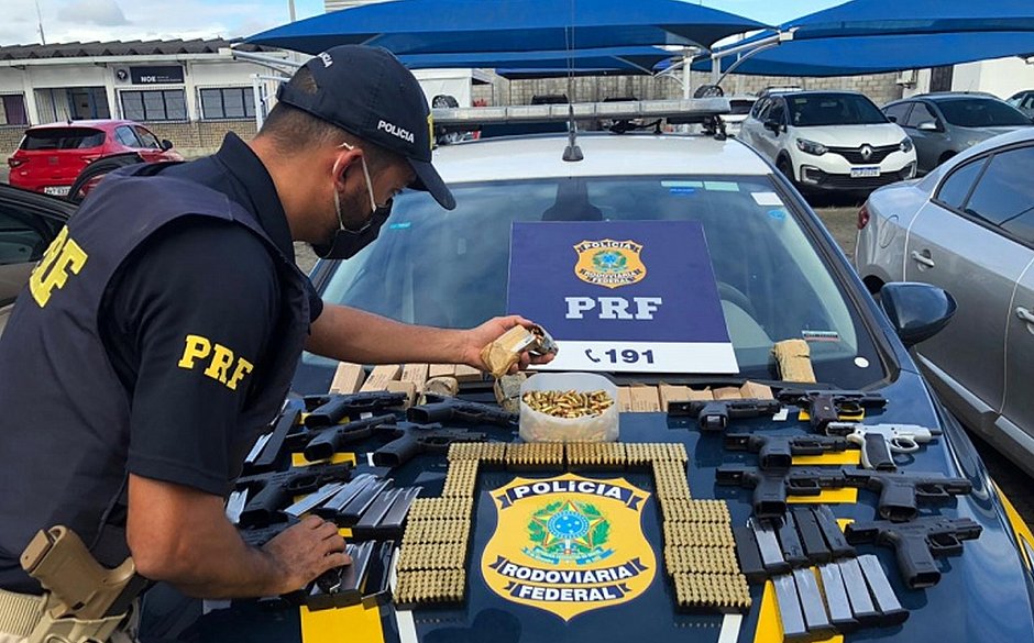 PRF prende motorista com arsenal ao desembarcar do ferry em Salvador