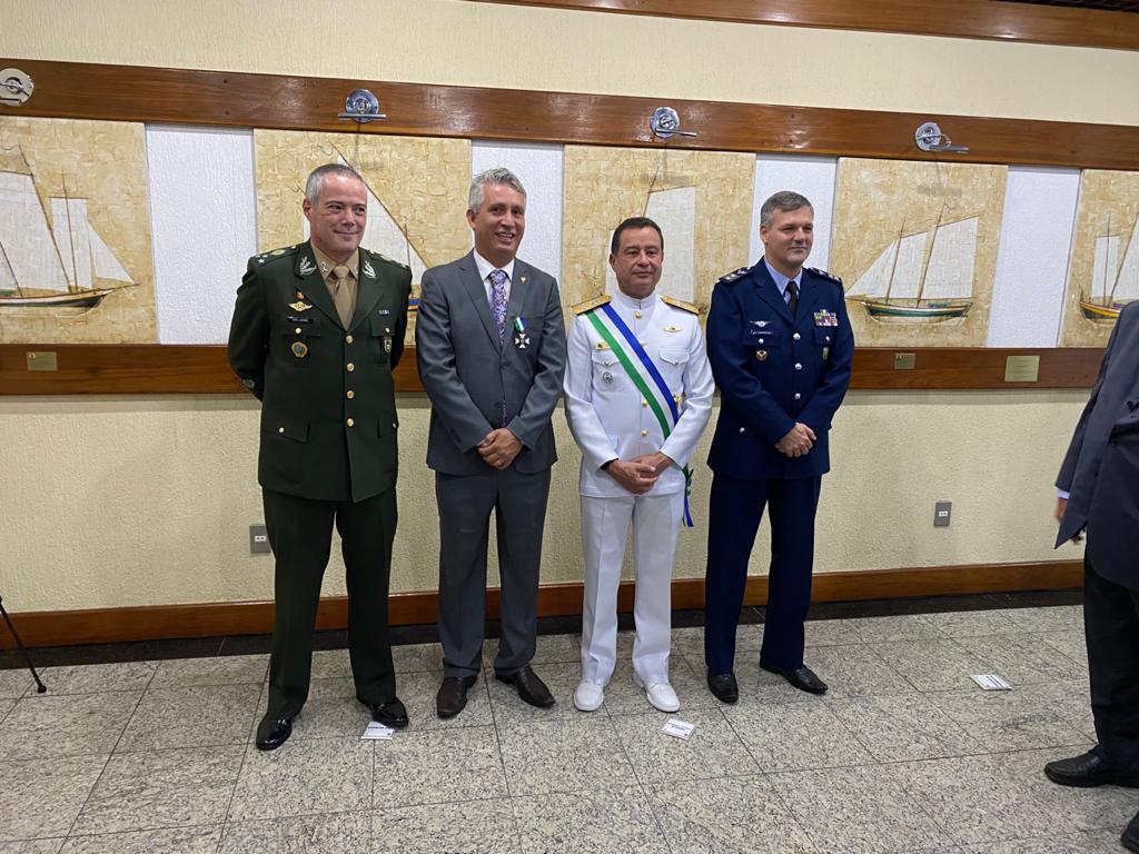 Henrique Carballal recebe homenagem do Ministério da Defesa
