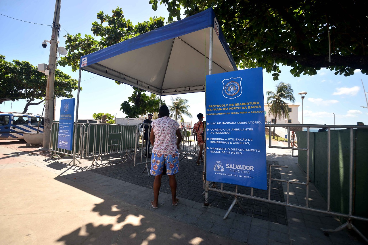 Prefeitura controla acesso de banhistas à praia do Farol da Barra