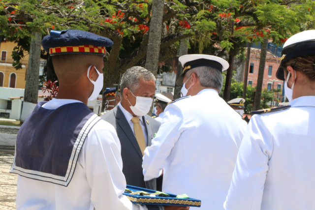 Vereador Téo Senna é condecorado pela Marinha com a Medalha Mérito Tamandaré