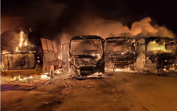 Incêndio destrói veículos na garagem da prefeitura de Barra do Choça
